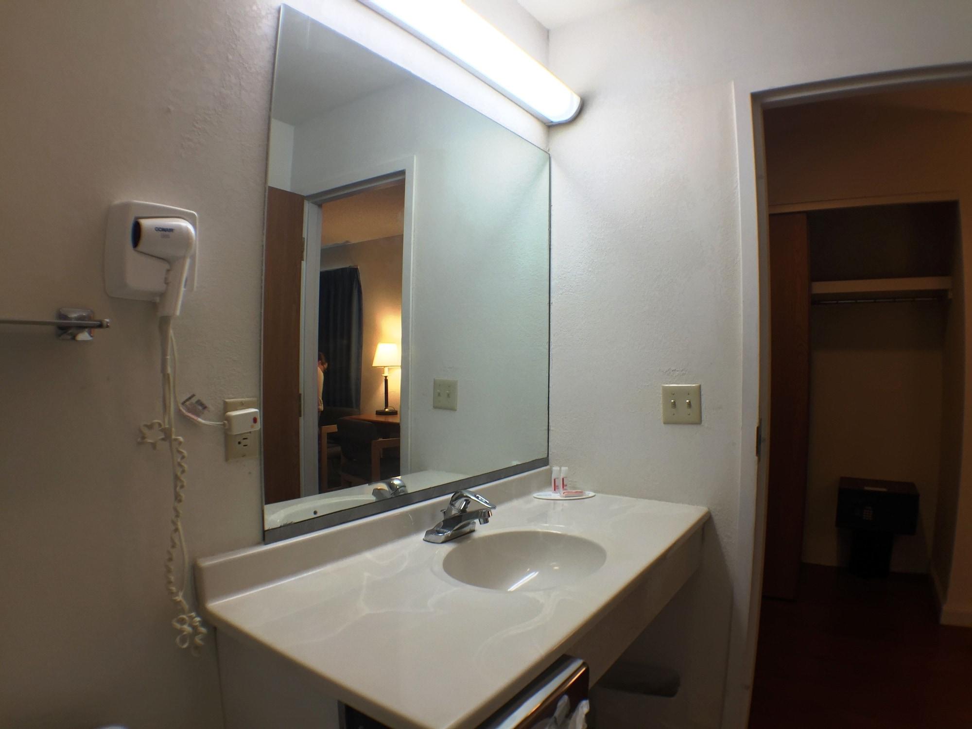 Super 8 By Wyndham Webster/rochester Webster