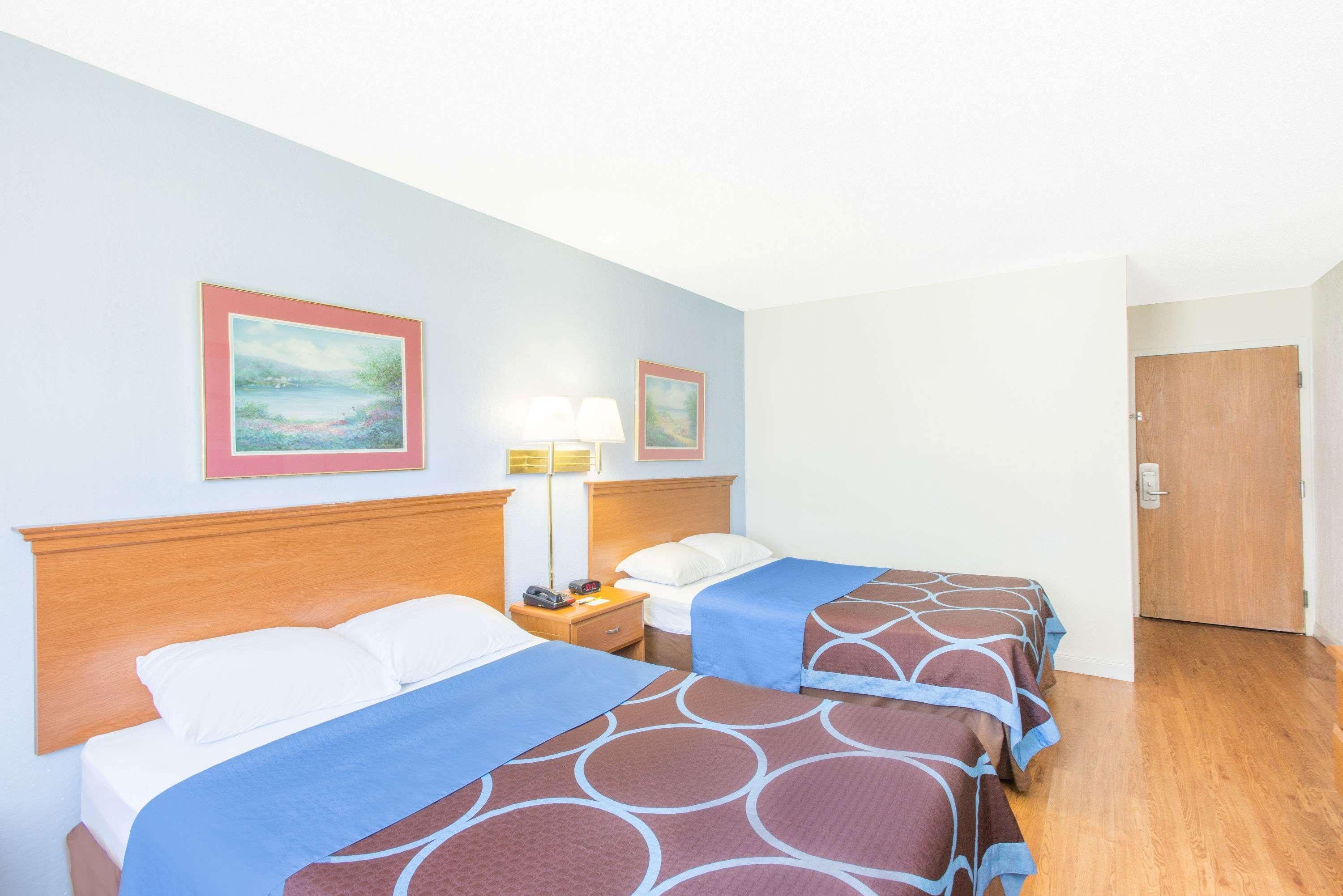Hotel Super 8 By Wyndham Webster/rochester 2*