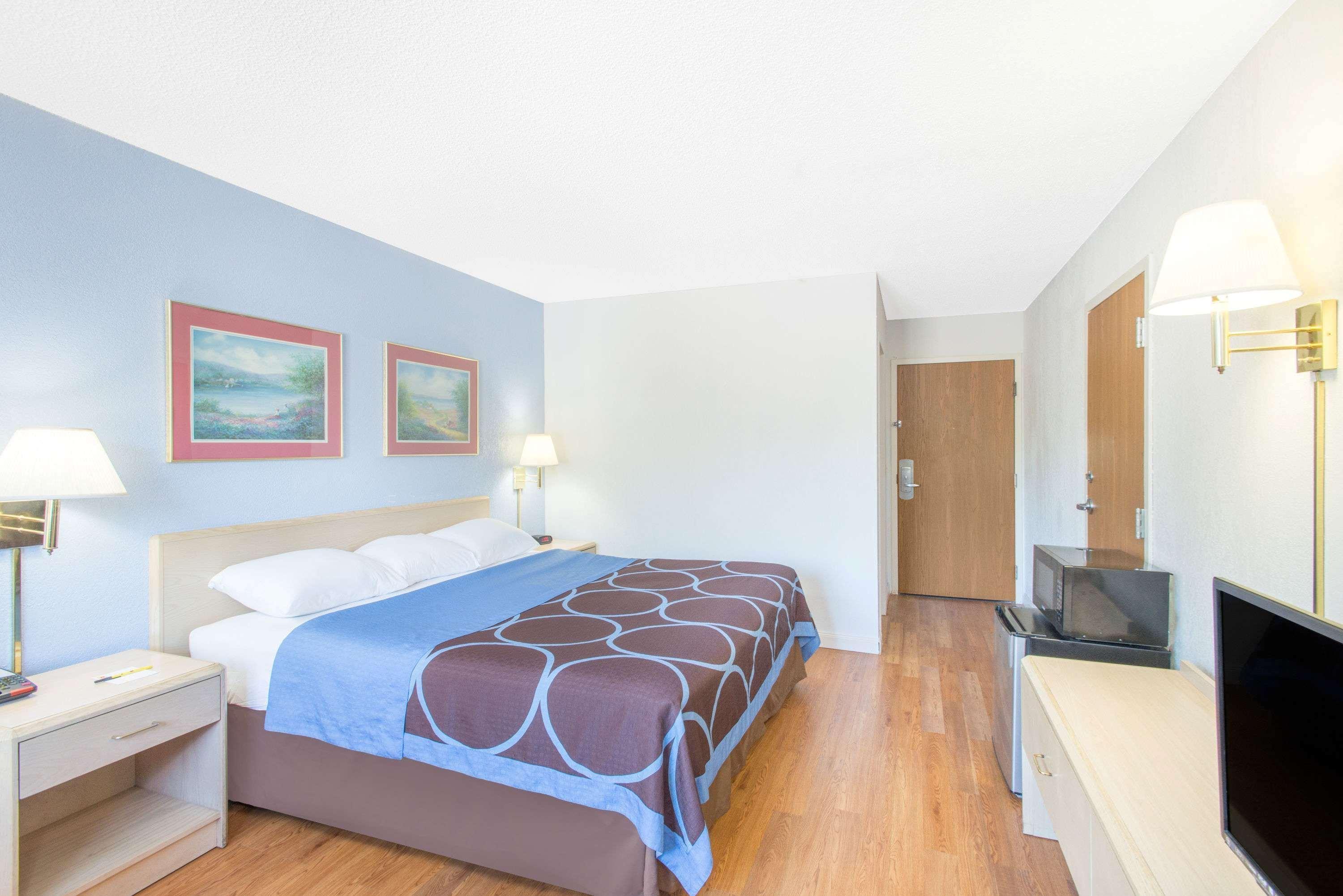 Super 8 By Wyndham Webster/rochester Hotel