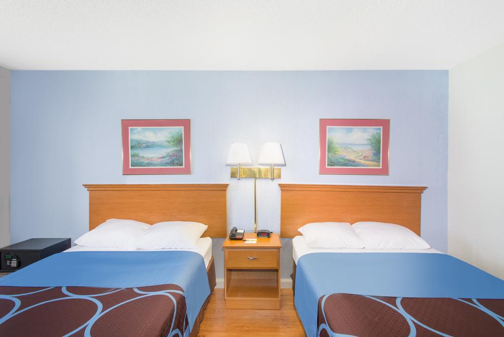 Hotel Super 8 By Wyndham Webster/rochester 2*